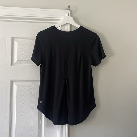NWT Lululemon Lightweight Split Back Training T-Shirt - Picture 3 of 6